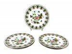 PORCELANA ORIENTAL, cinco (5) pratos para sobremesa confeccionados em porcelana na tonalidade branca, decorada por flores, folhagens e frutos em rica policromia com filetes e realces em ouro, medindo 25,5cm de diâmetro.