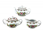 PORCELANA ORIENTAL, serviço para chá com três (3) peças, sendo: A) 1 bule para chá, medindo 13x23x15cm, B) 1 açucareiro, medindo 10x20x13cm e C) 1 leiteira, medindo 8x15,5x11cm, confeccionados em porcelana na tonalidade branca, decorada por flores, folhagens e frutos em rica policromia com filetes e realces em ouro.