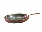 METAL COBREADO / TAGUS - (1) Frigideira oval confeccionada em metal cobreado e alça em bronze , manufatura Tagus , medida : 44 x 18 cm