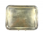 METAL PRATEADO / MAPPIN & WEBB - (1) Bandeja retangular confeccionada em metal espessurada à prata , medida : 43 x 34 cm , apresenta sinais de uso