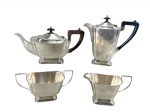 METAL INGLÊS E.P.N.S  - Parte de serviço para chá / café confeccionado em metal espessurado à prata , sendo (1) bule para chá med : 17 x 19 cm  , (1) bule para café , med : 19 x 22 cm  , (1) açucareiro para torrão  , med : 9 x 17 x 8 cm  e (1) cremeira , med : 9 x 15 x 7 cm , corpos facetados, bases retangulares, tampas encaixadas e alças em madeira .