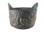 COBRE -  Um (1) cachepot em cobre, de formato circular, com decoração em relevo representando carrancas , possuindo recortes laterais para pega , possui mossas no fundo , medida : 26 x 28 x 28 cm