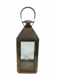 METAL DOURADO - (1) Lanterna estilo inglesa confeccionada em metal dourado , laterais envidraçadas , alça solta , medida : 45 x 17 x 17