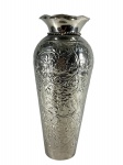 METAL PRATEADO - Um (1) vaso floreiro em metal prateado, de formato bojudo alongado, com borda recortada, com friso torcido e corpo ricamente ornamentado em relevo com motivos florais, folhagens e arabescos. Medida : 41 x 14 cm , possui mossas .