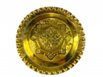 METAL DOURADO - Um (1) medalhão decorativo de parede confeccionado em metal dourado, de formato circular, com borda ondulada e decoração em relevo de motivos florais e arabescos ao centro. Medida : 49 cm