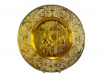 METAL DOURADO  -  Um (1) medalhão decorativo em metal dourado, de formato circular, com cena em relevo representando figura campestre , ladeada por rica decoração em arabescos, folhagens e cestos florais. Medida : 43 cm