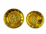 METAL DOURADO - (2) Pratos decorativos em metal dourado, de formato circular, com bordas recortadas, bojo com gomos em relevo e centro ornamentado por composição floral. Medidas : 5 x 30 cm e 4 x 32 cm