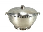 METAL FRANCÊS -  Uma (1) sopeira com tampa, de manufatura francesa, em metal prateado, com corpo bojudo, alças laterais curvas, pega superior e decoração em caneluras e fileiras peroladas em relevo , medida : 20 X 30 cm