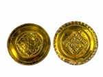 METAL DOURADO -  (2) medalhões decorativos  em metal dourado, de formato circular, com decoração em relevo de motivos florais e geométricos ao centro, sendo um com borda lisa e outro com borda ondulada , medidas : 30 e 29 cm/s