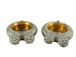METAL PRATEADO - Par de porta copos confeccionados em metal espessurado à prata , cinzelados por gomos torcidos e apliques de esferas peroladas , medida : 5 x 11 x 9 cm , apresentam desgastes no metal .