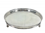 METAL PRATEADO - (1) Bandeja de formato circular confeccionada em metal espessurado à prata , com galeria vazada apoiada sobre três pés curvos , medida : 6 x 41 cm