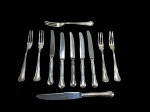 METAL PRATEADO, onze (11) peças confeccionadas em metal espessurado a prata, cabo cinzelado por caneluras com recortes, sendo; A) 6 garfos para sobremesa e B) 6 garfos para sobremesa, alguns com lâminas trocadas, apresentam sinais de uso.
