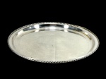 METAL PRATEADO, uma (1) bandeja redonda confeccionada em metal espessurado a prata da manufatura BAND PLATE, borda decorada por gomos torcidos e apoiada sobre 3 pés em bilro, medindo 40cm de diâmetro com falhas na prateação.