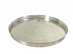 METAL PRATEADO, uma (1) bandeja redonda confeccionada em metal espessurado a prata, fundo liso e galeria em vazados com ondulações na borda, medindo 36cm de diâmetro, falhas na prateação e ausência dos pés.
