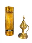 ARTE SACRA e METAL DOURADO, lote com duas (2) peças, sendo: A) 1 incensário sacro confeccionado em bronze, corpo torneado encimado por cruz em recortes e base circular, medindo 20cm de altura e B) 1 castiçal de parede confeccionado em metal dourado, medindo 26,5x8,5cm.