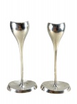 METAL ALEMÃO, par (2) de castiçais confeccionados em metal espessurado a prata da manufatura ABSA, corpo cilíndrico apoiada sobre base oval, medindo 22cm de altura.