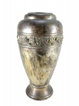 METAL PRATEADO - (1) Vaso confeccionado em metal espessurado à prata , corpo bojudo sobre base circular, apresentando faixa central em relevo com motivos florais. Peça de feitio clássico para composição decorativa. Medida : 36 x 9 cm , necessita banho