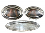 METAL PRATEADO - Três (3) travessas confeccionadas em metal espessurado à prata , sendo 2 ovais e uma para peixe , com bordas frisadas e cavidade central lisa. Medidas : 37 x 26  / 43 x 30 cm e 50 x 21 cm/s , possui marcas do tempo