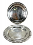 METAL PRATEADO - Duas (2) travessas circulares confeccionadas em metal espessurado à prata , com bordas frisadas e cavidade central lisa. Medidas : 29 e 34 cm/s , possui marcas do tempo