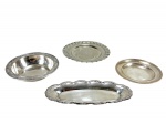METAL PRATEADO - Lote com (4) peças confeccionadas em metal espessurado à prata , tamanhos , modelos e decorações distintas , medida da peça maior :  23 x 9 cm e 14 cm