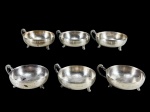 METAL PRATEADO - Seis (6) taças para sobremesa de manufatura EBERLE, em metal prateado, com corpos semiesféricos, alças laterais e apoios em três pés recurvados. Medida : 4 x 11 x 9 cm , apresentam sinais de uso .