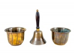 METAL DOURADO / BRONZE - Lote com (3) peças , sendo (A) - 2 vasos em metal dourado de formato circular, com corpo levemente bojudo e frisos verticais , medida : 7 x 10 cm , necessita de limpeza e (B) - 1 Sineta confeccionada em bronze e cabo torneado em madeira , medida : 17 cm
