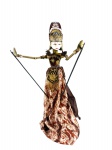 ARTE ORIENTAL / Antiga marionete Balinesa (Wayang Golek) , essas marionetes são centrais em rituais culturais e contam histórias épicas religiosas, como as do Mahabharata e Ramayana. Confeccionada em madeira policromada e decorada por vestes nativas , acondicionada em caixa original , medida : 56 cm
