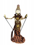ARTE ORIENTAL / Antiga marionete Balinesa (Wayang Golek) , essas marionetes são centrais em rituais culturais e contam histórias épicas religiosas, como as do Mahabharata e Ramayana. Confeccionada em madeira policromada e decorada por vestes nativas , acondicionada em caixa original , medida : 60 cm