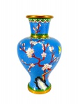 CLOISONNÉ, Um (1) Vaso balaustre confeccionado em metal dourado com esmaltagem em cloisonné com rica decoração de flores e folhagens em policromia, medindo 24 x 8 cm