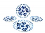 PORCELANA / MONTE SIÃO (MINAS GERAIS)  - (4) pratos  confeccionadas em porcelana nacional na tonalidade branca com pintura floral na tonalidade azul borrão , sendo 2 pratos fundos , med : 24 cm e 2 pratos de sobremesa , med : 18 cm