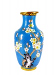 CLOISONNÉ, Um (1) Vaso confeccionado em metal dourado com esmaltagem em cloisonné com rica decoração de flores e folhagens em policromia, medindo 26 x 8 cm , borda possui mossa .
