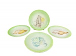 FAIANÇA ESPANHOLA, quatro (4) pratos decorativos confeccionados em faiança espanhola vitrificada moldada em caneluras esmaltada na tonalidade verde, com pintura de conchas e crustáceos em policromia e relevo, medindo 20,5cm de diâmetro, 2 bicados e leves falhas na vitrificação.