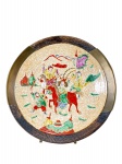 The Chenghua Emperor (9 December 1447  9 September 1487), um (1) prato decorativo confeccionada em cerâmica oriental vitrificada com rica decoração de guerreiros em policromia e borda decorada em nuvens, forte suporte em bronze com amarração central, apresenta marcas do tempo e sinais de craquele, medindo 27cm de diâmetro.