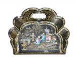 ARTE ORIENTAL - um (1) Cata-migalhas  em madeira revestida em laca preta, com decoração em madrepérola e pintura dourada, apresentando reserva central com cena de personagens em jardim. Alça recortada e bordas onduladas. Medida : 8 x 25 x 23 cm