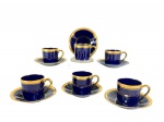PORCELANA DE LIMOGES (Começou no século XVIII, após a descoberta de depósitos de caulim (um tipo de argila essencial para porcelana de alta qualidade) na região), seis (6) xícaras para café com seus respectivos pires, confeccionados em porcelana francesa esmaltada na tonalidade azul cobalto, decorada por espessa faixa decorada por folhagens e filetes em ouro, medindo 5x7x5cm. 1 apresenta fio de cabelo e 1 pires com falhas na douração.