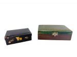 DIVERSOS - Lote com (2) caixas porta joias , sendo 1 com tampa em couro na tonalidade verde e decoração floral , com divisórias internas  medida : 10 x 20 x 31 e outra revestida em couro preto , medida : 8 x 22 x 16 cm , não acompanha chave , no estado