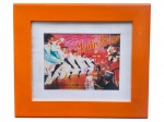 QUADRO, uma (1) reprodução decorativa com cartaz do MOULIN ROUGE, apresentando cena de dança e cabaré, moldura em madeira com pintura abóbora, medindo 48x56cm.