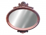 ESPELHO, um (1) espelho oval, com moldura em madeira escura, com entalhes representando elementos florais e frisos torcidos, medindo 63x68cm.