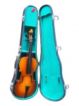INSTRUMENTO MUSICAL, um (1) violino 4/4, sem manufatura aparente, com corpo em madeira envernizada, acompanhando estojo rígido na cor preta. Apresentando sinais do tempo, desgastes e marcas de uso. Medindo 70 x 23 cm. Usado, não testado e sem garantia.