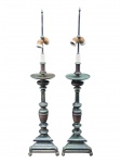 ABAJURES, par (2) de abajures para duas lâmpadas, confeccionados em bronze, com hastes torneadas, pratos centrais e bases triangulares apoiadas sobre pés esféricos. Apresentando fiação aparente, bocais superiores em porcelana e metal, oxidação e marcas de uso, medindo 94cm de altura, não testado e sem garantia de funcionamento.