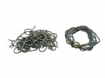 JOIAS, lote com duas (2) peças, sendo: A) 1 pulseira de 10 de voltas com contas em pérolas de arroz na tonalidade cinza, fecho tipo gaveta, em metal dourado c/ incrustação de pérola sintética, medindo 21,5cm de comprimento, sinais de uso e B) 1 colar arrebentado de 10 voltas, com contas em pérolas de arroz na tonalidade cinza, ausência de algumas contas, arrebentado, vide foto, medindo 40cm de comprimento.