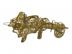 ESCULTURA, uma (1) escultura portuguesa, confeccionada em metal dourado filigranado, representando carro de boi, medindo 4,5x10x4cm.