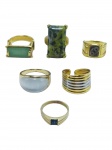 BIJUTERIAS, lote com seis (6) anéis confeccionados em metal dourado de modelos, tamanhos e decorações distintas, aros 13, 16, 24, 21 e 19, 1 ajustável, apresentam sinais de uso.