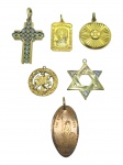 JOIAS, lote com seis (6) pingentes, de modelos, tamanhos e decorações distintas, sendo 5 em metal dourado e 1 em metal cobreado, apresentam sinas de uso, maior medindo 3,5x2,5cm e menor 2,5cm, 2 com falhas na douração.