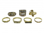 BIJUTERIAS, lote com sete (7) anéis confeccionados em metal dourado de modelos, tamanhos e decorações distintas, vendidos no estado, com falhas na douração, aros 23, 19, e 27.