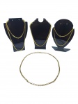 BIJUTERIAS, lote com quatro (4) cordões de modelos, tamanhos e decorações distintas, confeccionados em metal dourado, apresentam sinas de uso, medindo 80cm, 44,5cm, 60cm e 64cm.