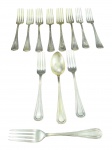 METAL PRATEADO, lote com doze (12) peças confeccionadas em metal espessurado a prata da manufatura THE AMERICAN SILVER CO, cabo cinzelado por caneluras, apresentando sinais de uso e leves falhas na prateação, sendo 11 garfos para sobremesa e 1 colher de sopa.