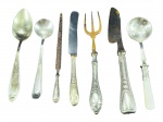 METAL PRATEADO, lote com sete (7) peças confeccionadas em metal espessurado a prata de modelos, tamanhos, decorações e manufaturas distintas, sendo: A) 1 colher para doces de calda, B) 1 garfo para frios, C) 1 espátula para pastas, D) 1 faca para sobremesa, E) 1 colher para açucar, F) 1 abridor para cartas e G) 1 colher para sobremesa, peças vendidas no estado da foto.