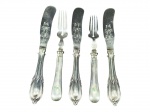 METAL PRATEADO, lote com cinco (5) peças confeccionadas em metal espessurado a prata, sendo: A) 3 facas para peixes de origem inglesa, ricamente cinzelada por elementos vegetalistas, cabo com folhagens em relevo e B) 2 garfos para peixes, ricamente cinzelada por elementos vegetalistas com recortes na borda, cabo liso e monogramado com sinais de oxidação e leves mossas.