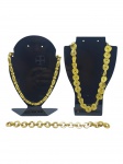 BIJUTERIAS, lote com três (3) peças, sendo: A) 1 colar confeccionado em metal dourado, elos ovais, intercalados por formas retangulares cinzeladas em caneluras, apresenta quebra no fecho, medindo 40,5cm, B) 1 colar com elos circulares no feitio de pétalas, fecho lobster, medindo 43cm de comprimento e C) 1 pulseira confeccionada em metal dourado, elos circulares, cinzelado por filetes torcidos, ausência do fecho, medindo 23cm de comprimento, apresentam sinais de uso.